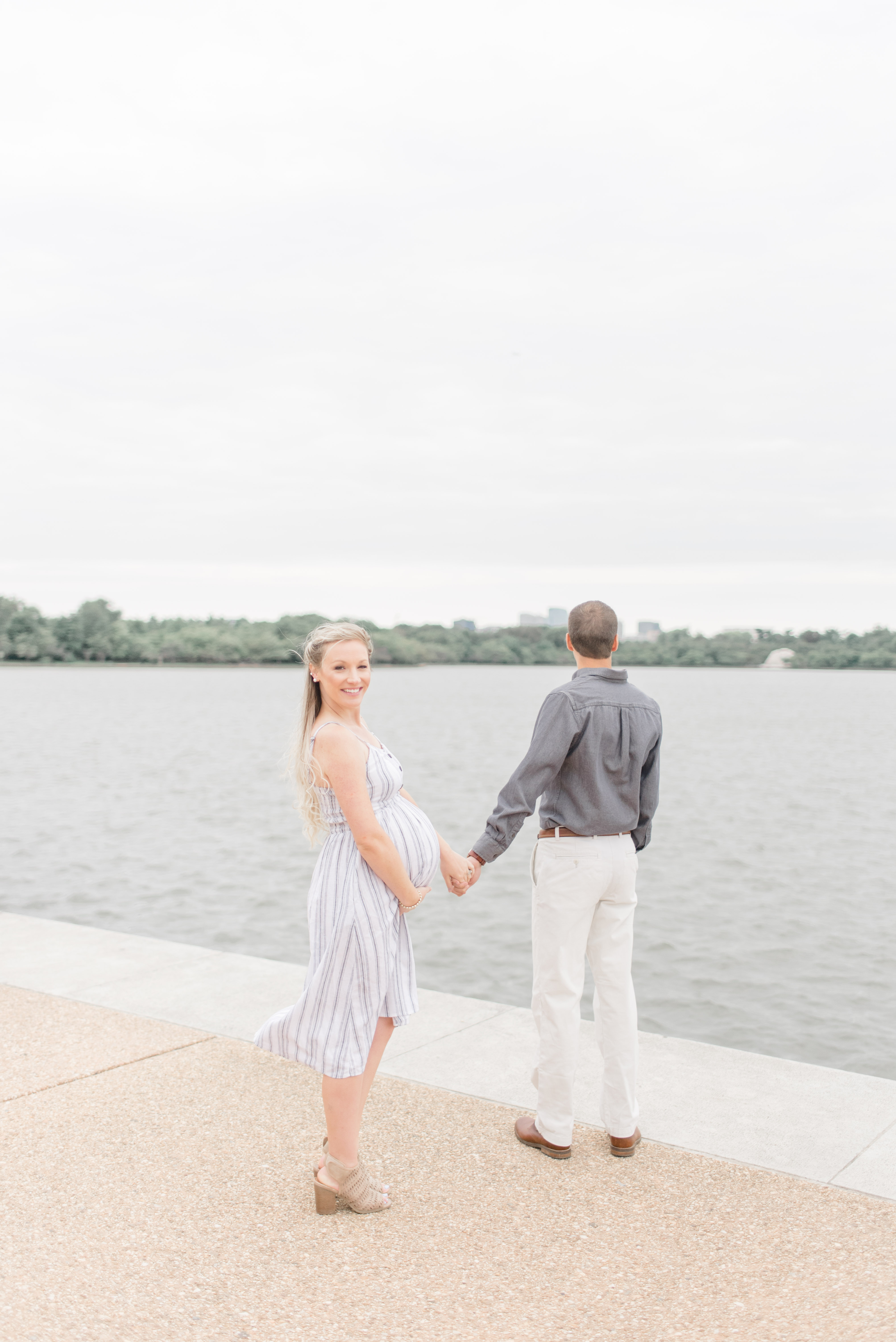 Maternity photos taken at the Thomas Jefferson Memorial in Washington DC