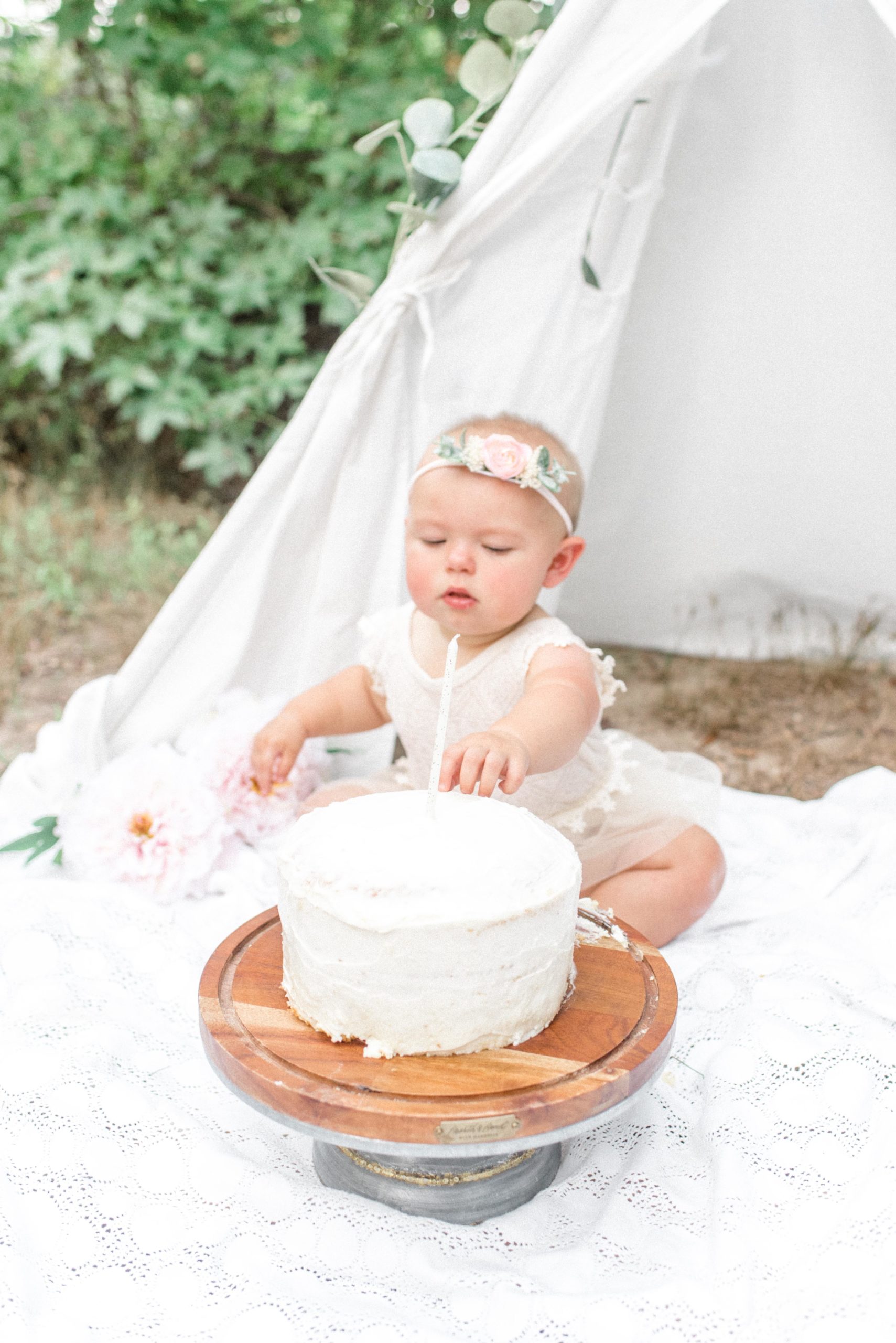 Leighton is celebrating her first birthday with a cake smash session.