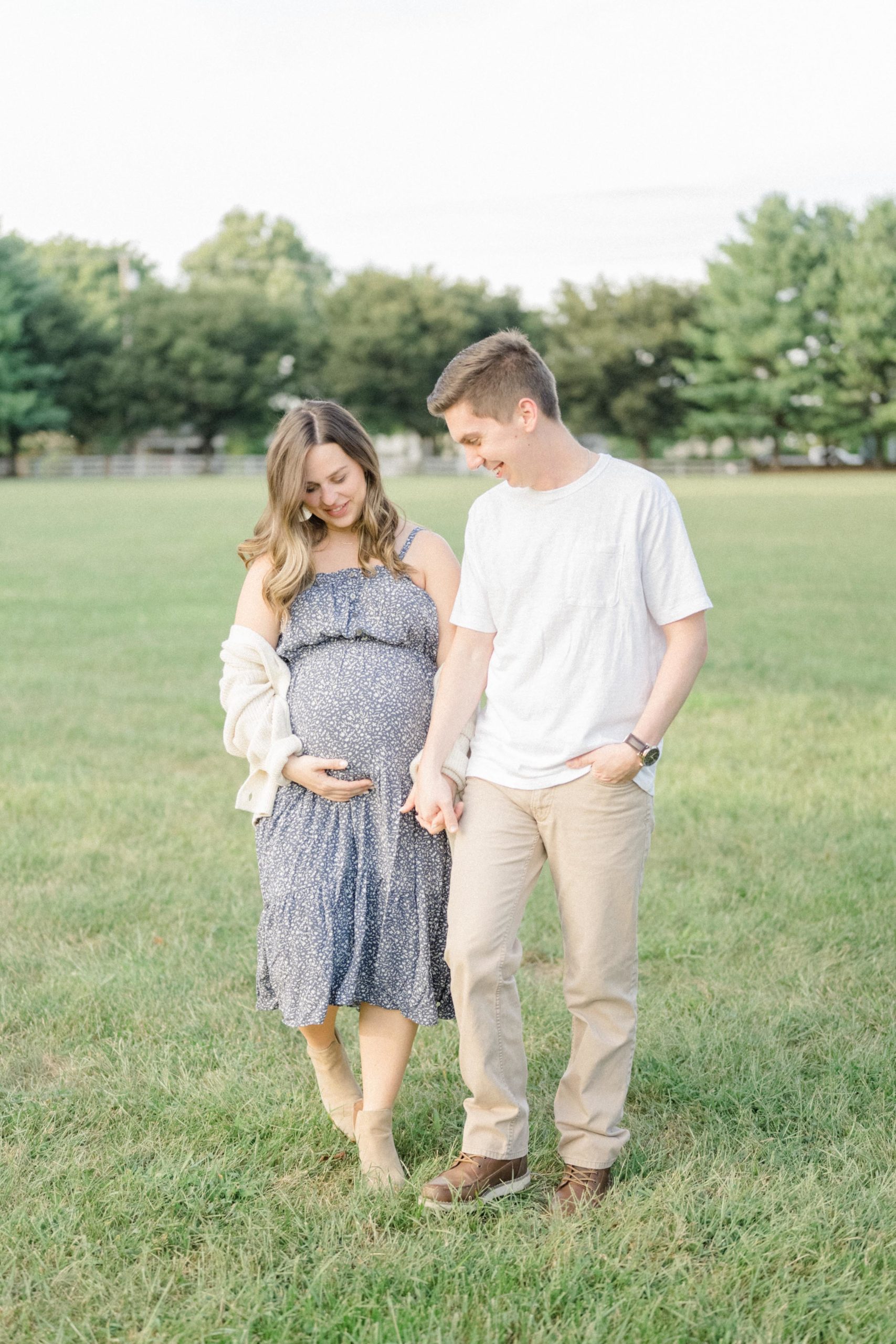 open field maternity session and poses.